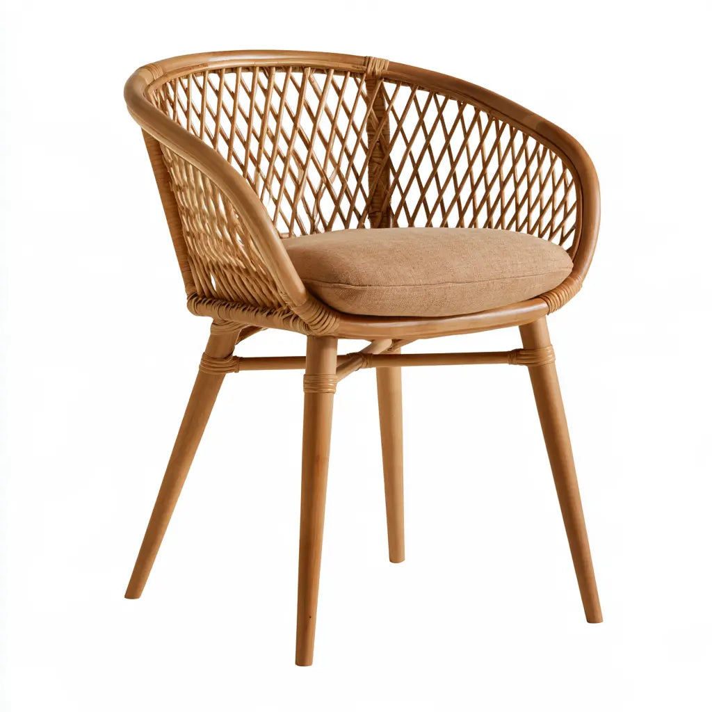 Chaise marron à accoudoirs courbes et dossier treillis