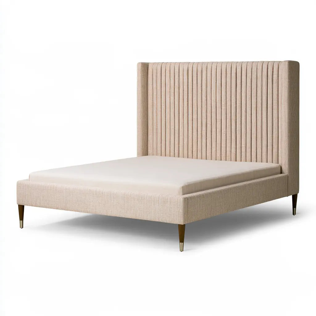 Cadre de lit beige à tête striée et pieds à embouts dorés