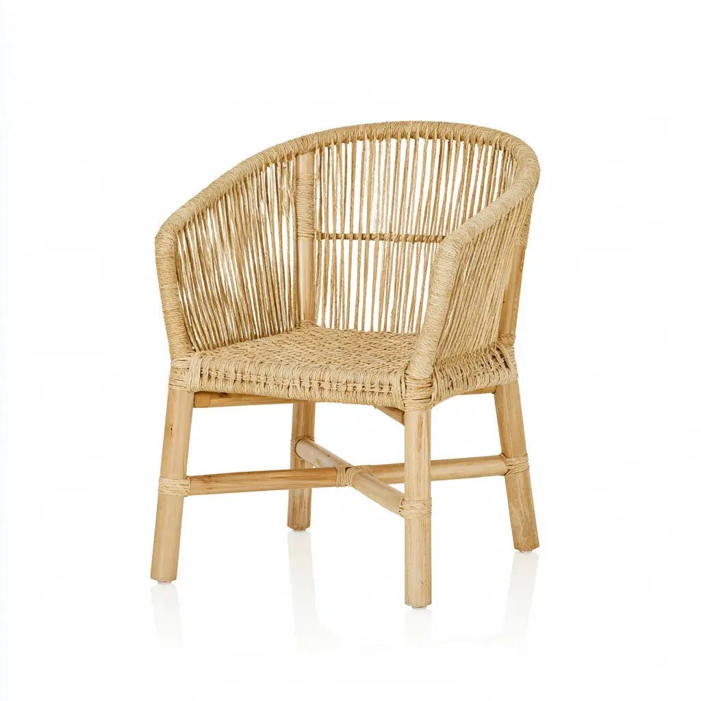 Chaise beige tressée à accoudoirs et pieds droits