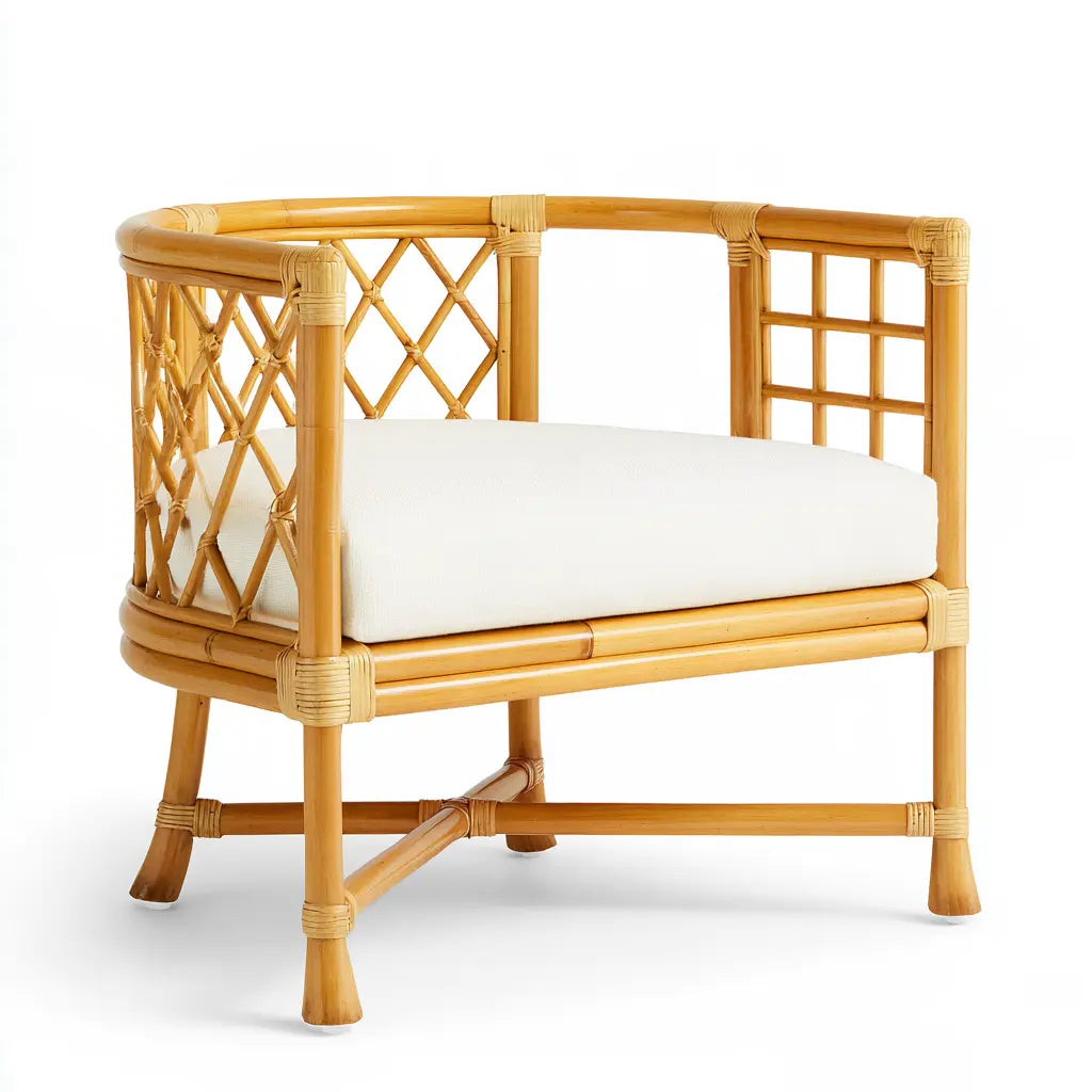 Fauteuil beige doré à dossier treillis et coussin blanc