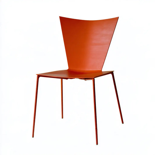 Chaise rouge orangé à dossier évasé et piètement fin