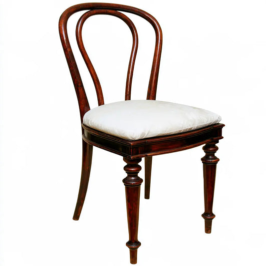 Chaise marron foncé à assise blanche et pieds avant tournés
